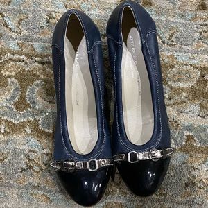 Navy leather shoes with stacked heel